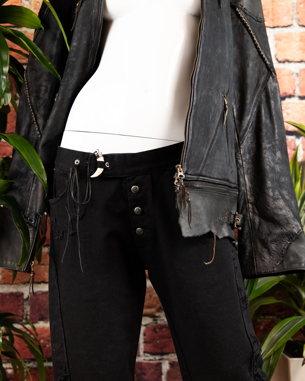 Voyage Mazzilli Michielsens black jeans with shark teeth pendants
