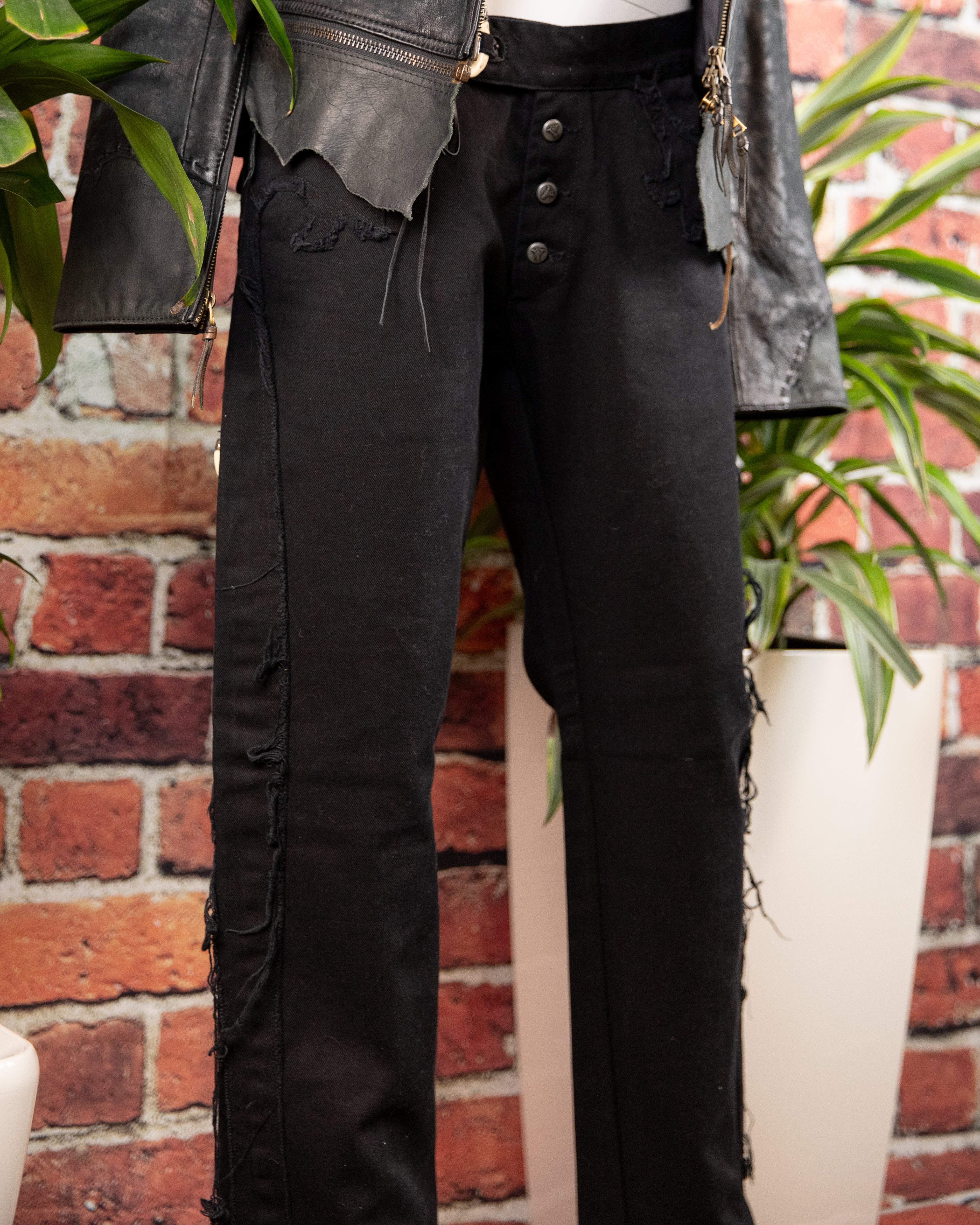 Voyage Mazzilli Michielsens black jeans with shark teeth pendants