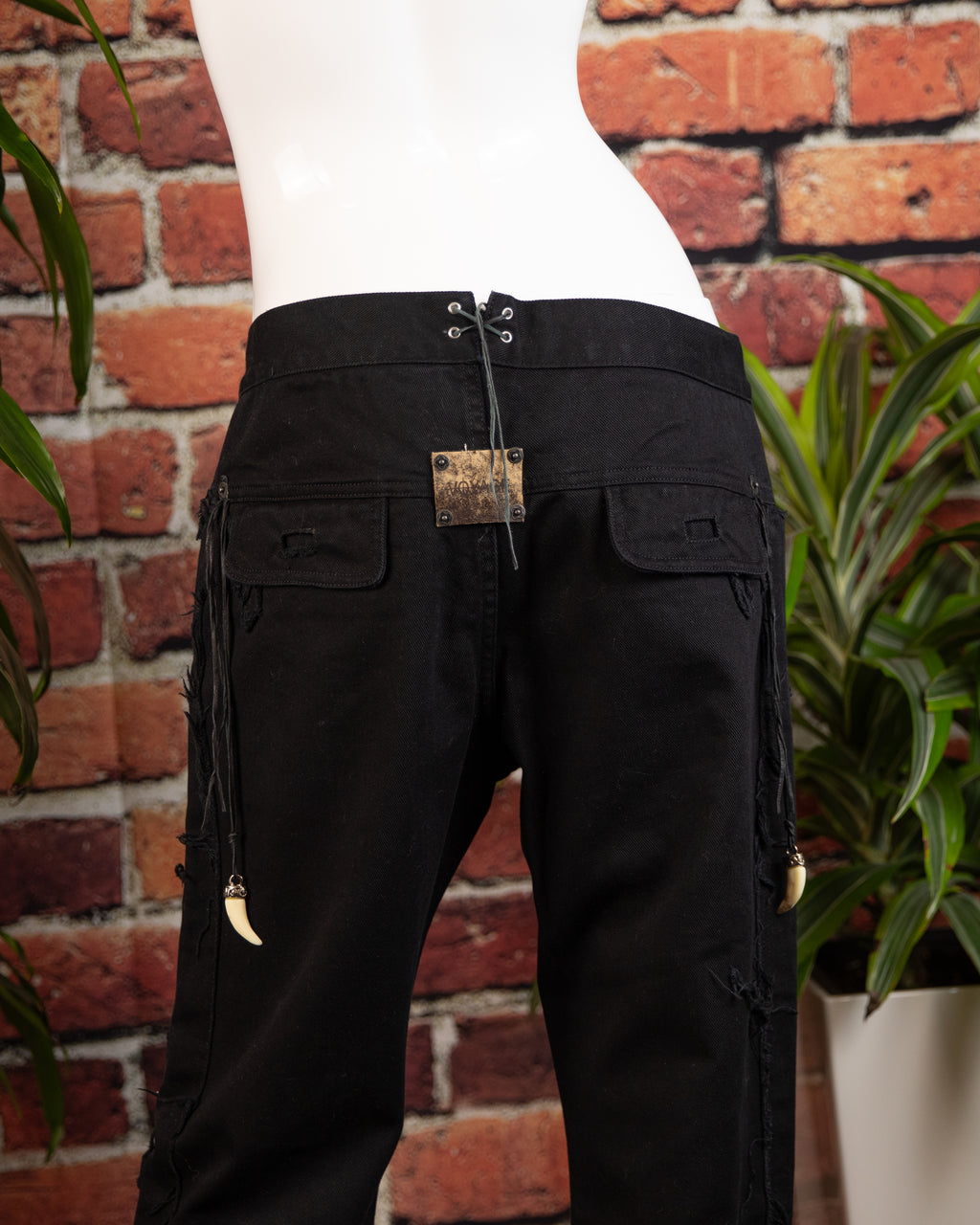 Voyage Mazzilli Michielsens black jeans with shark teeth pendants