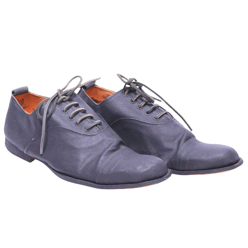 A pair of black leather oxford shoes with laces. Paul Harnden Shoemakers (Paul Harden) black leather oxford shoes — men’s lace-up dress shoes, classic formal footwear, round toe, low heel, handmade/artisan finish, soft wrinkled leather, vintage minimalist style. clean lace-up dress shoe with soft wrinkled leather, slim profile and low heel; timeless, handmade, vintage-inspired and hard to find. Perfect for work, weddings or smart casual. Shop now !