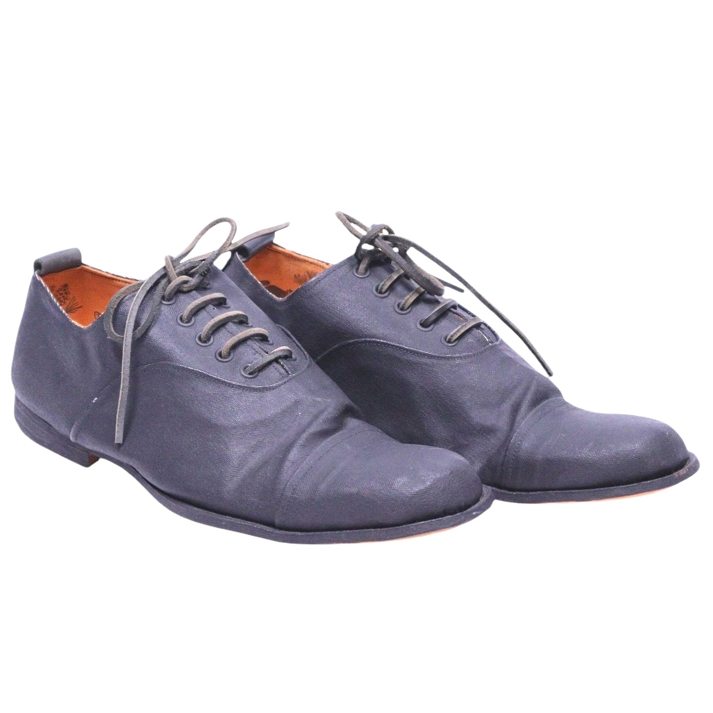 A pair of black leather oxford shoes with laces. Paul Harnden Shoemakers (Paul Harden) black leather oxford shoes — men’s lace-up dress shoes, classic formal footwear, round toe, low heel, handmade/artisan finish, soft wrinkled leather, vintage minimalist style. clean lace-up dress shoe with soft wrinkled leather, slim profile and low heel; timeless, handmade, vintage-inspired and hard to find. Perfect for work, weddings or smart casual. Shop now !